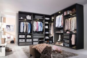 Організовуємо ідеальний гардероб: 8 лайфхаків для порядку в шафі