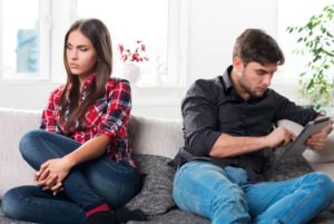 7 токсичних звичок, які ведуть до емоційної зради в стосунках