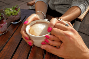 20 ознак, що вас контролюють у шлюбі: психолог розповіла, як розпізнати маніпуляцію