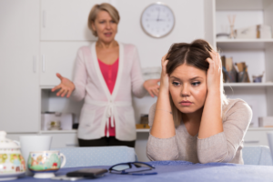 Проблеми з свекрухою? Ось 5 порад, як поводитися з матір’ю вашого чоловіка