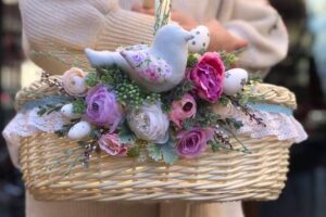 Масивні квіти й ніжні кольори: як декорувати великодні кошики