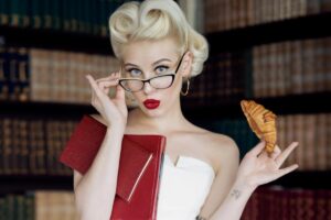 Лайфхаки для книголюбів: від запалювання лампи до склянки води