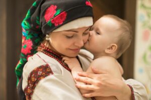 Привітання з Днем матері у віршах та картинках українською мовою