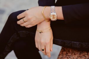 Вибираємо браслет на руку: якими вони бувають і на що звертати увагу