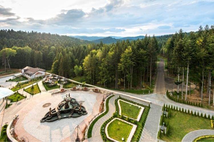 Готель «Три сини та донька»