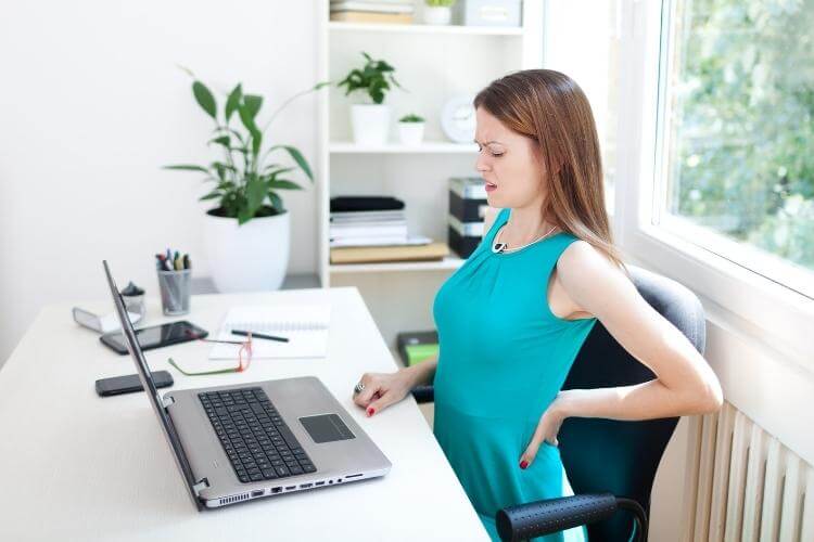 дівчина сидить за комп'ютером