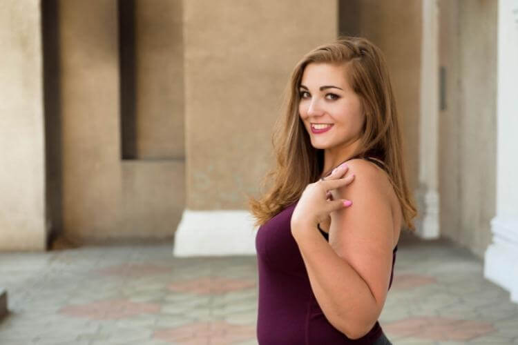 повна дівчина