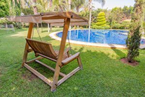 Дерев’яна гойдалка – чудове доповнення для зони відпочинку в саду