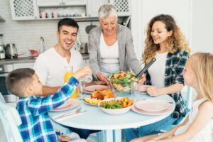 Кухонний чи обідній? Як правильно вибрати стіл для дому