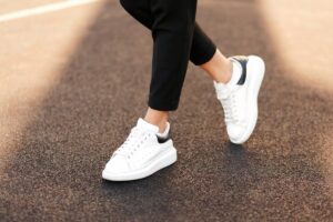 Як вибрати білі жіночі кросівки та як доглядати за ними