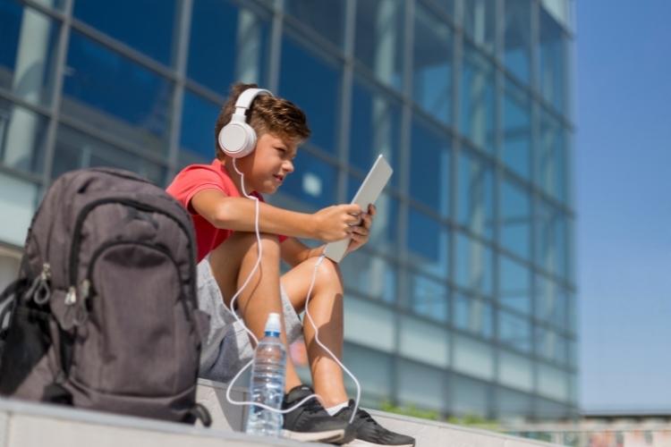 хлопчик, планшет