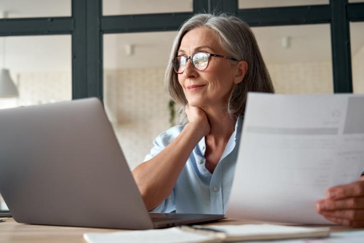 жінка середнього віку