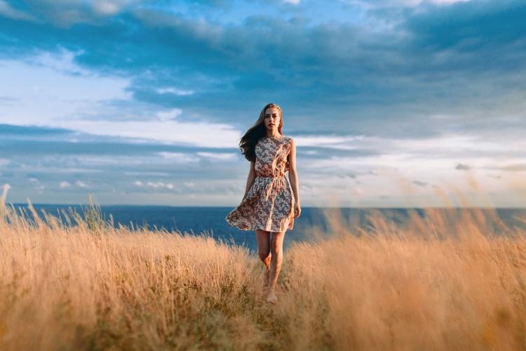 дівчина, поле