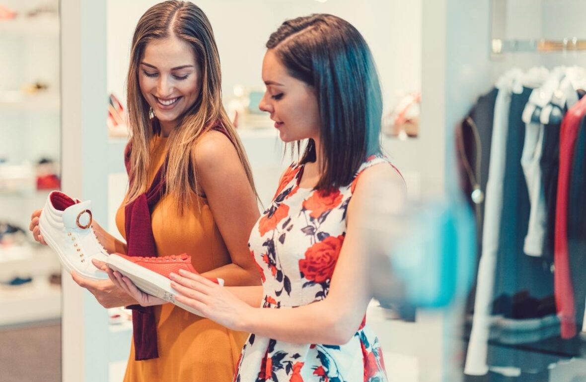 Жінки в магазині вибирають взуття