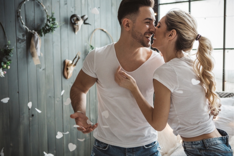 пара цілується