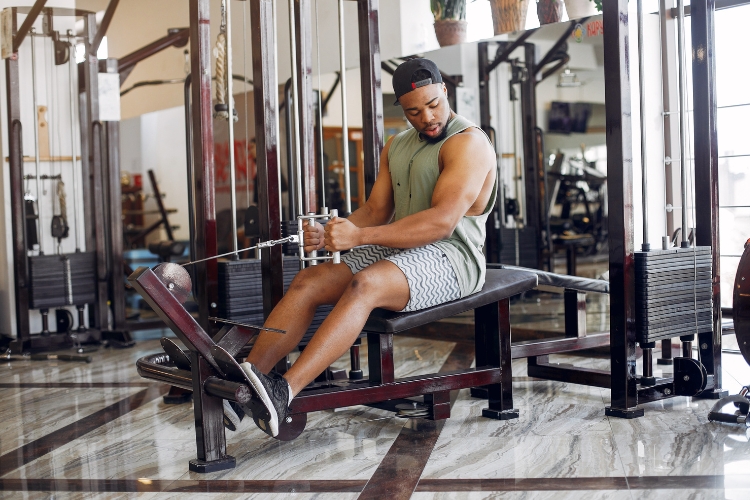 мужчина в спортзалі