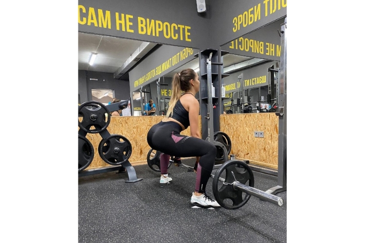 жінка в спортзалі