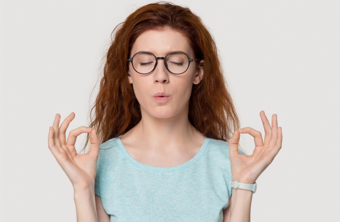 жінка в окулярах медитує