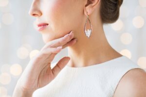 Як носити і з чим комбінувати золоті сережки