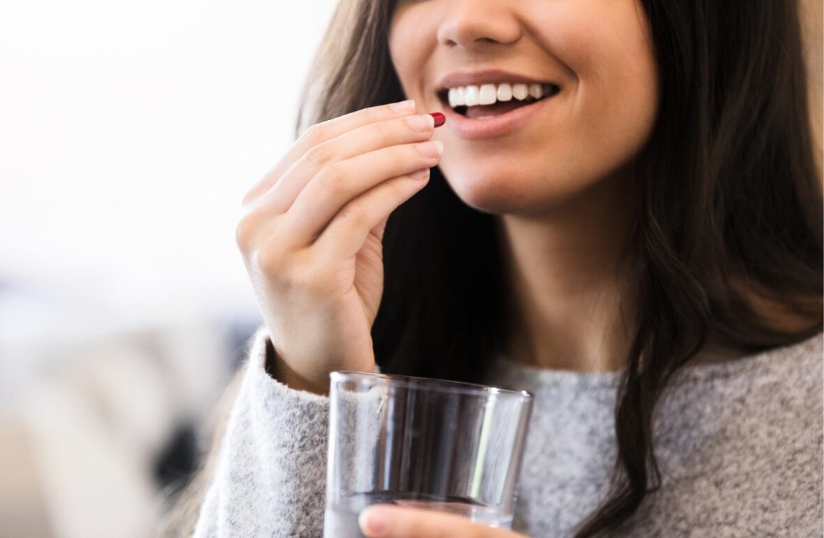 жінка приймає вітаміни