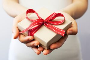 Подарунковий етикет: як обрати оригінальний і доречний презент