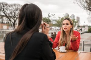 Людина, яка постійно скаржиться, забирає вашу енергію. Як вберегтися?
