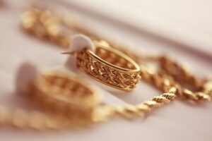 Золоті сережки на кожен день: тонкощі вибору