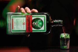 У чому особливість лікеру Єгермейстер і як його вживати