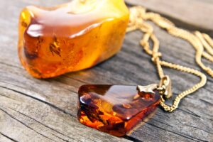 Як носити прикраси з бурштину по-сучасному: ідеї для стильних образів