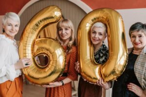 Що подарувати жінці на 60 років: небанальні ідеї