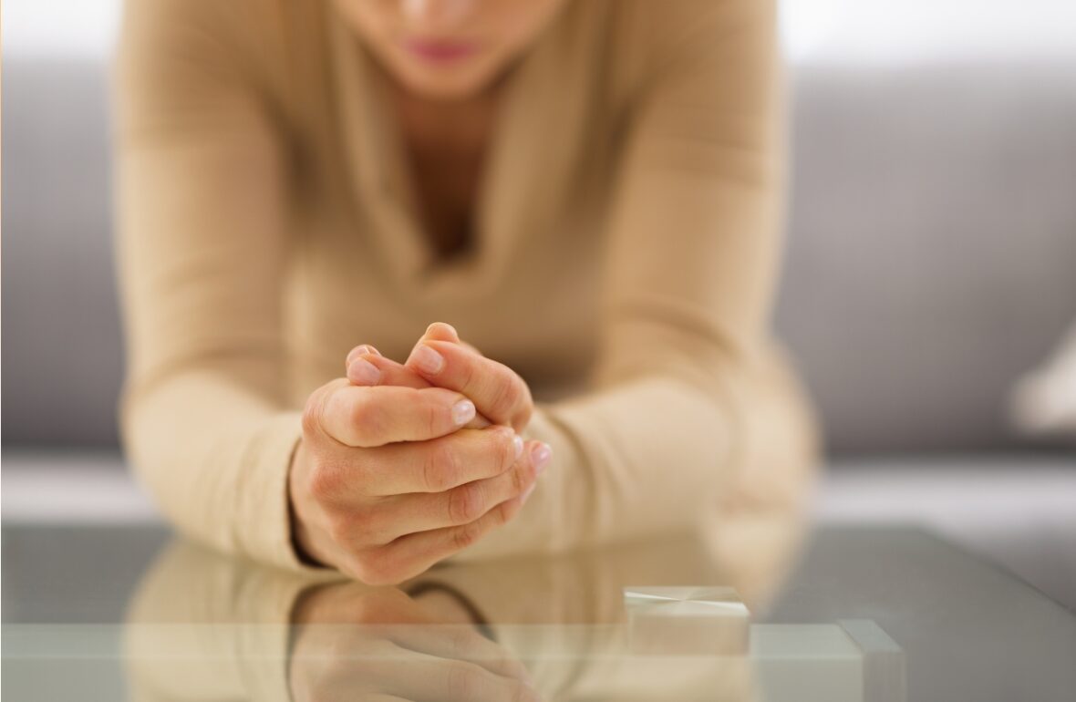 жінка думає