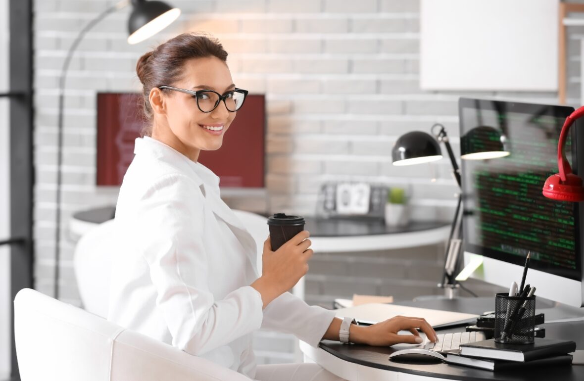 жінка за комп'ютером