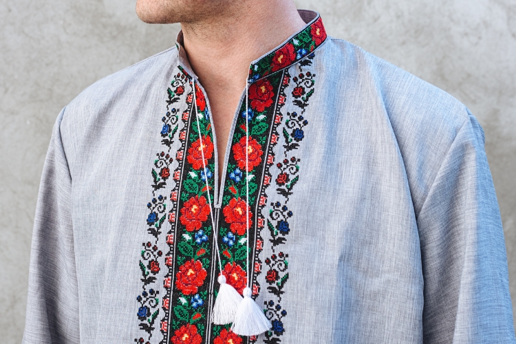 мужчина в українській вишиванці