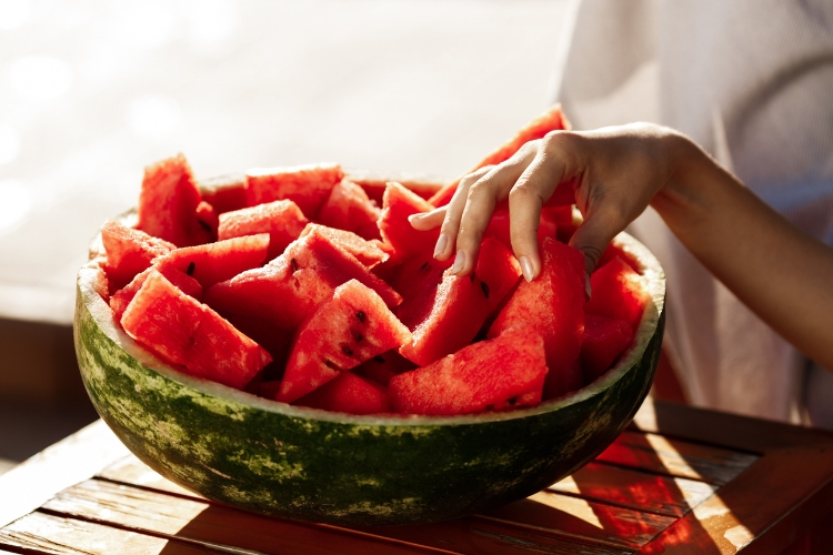 день кавуна, тарілка з нарізаним кавуном