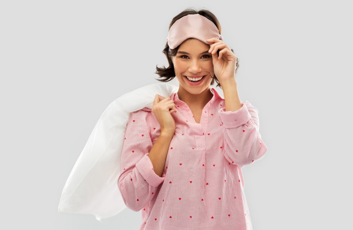 жінка в рожевій піжамі