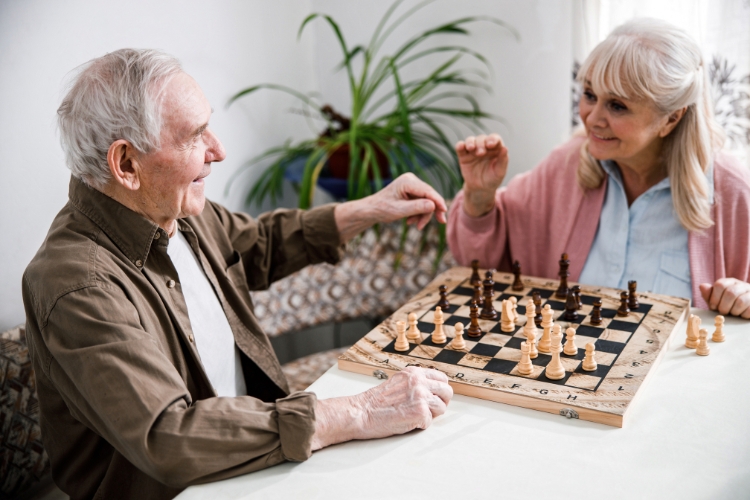 старі люди грають в шахи