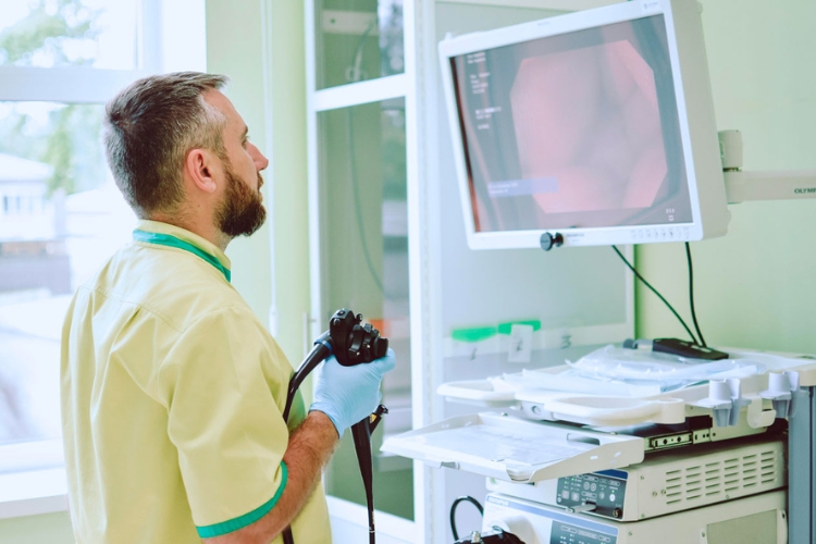 лікар проводить колоноскопію