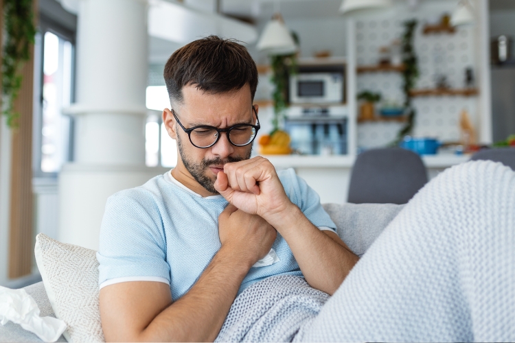 мужчина кашляє