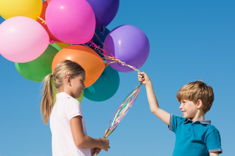 діти тримають повітряні кульки