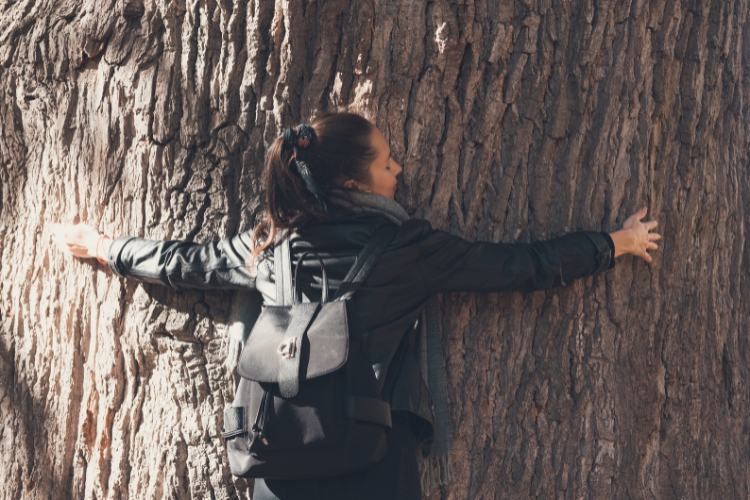 жінка обіймає дерево