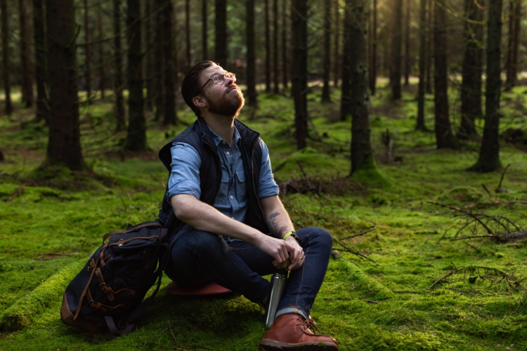 мужчина сидить в лісі, сінрін йоку