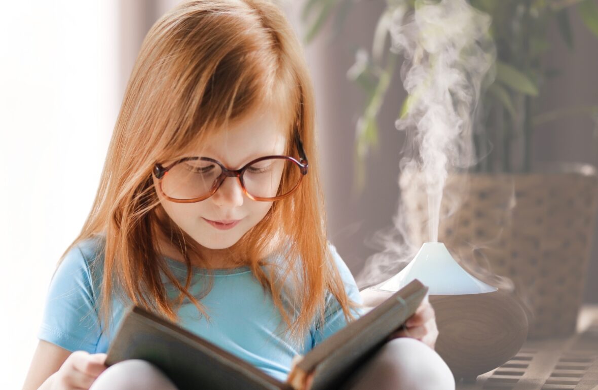 дівчинка читає