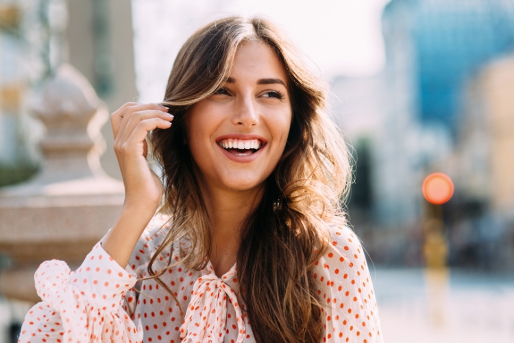 жінка посміхається, щастя, посмішка