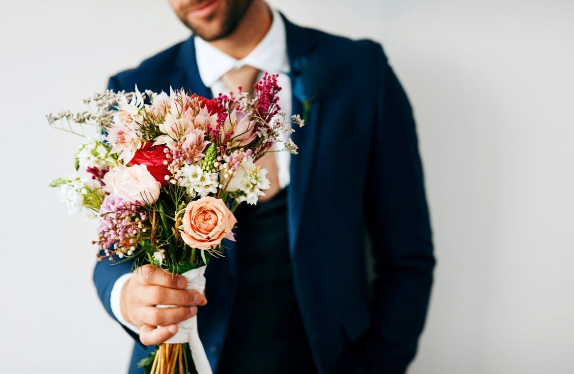 мужчина дарує букет
