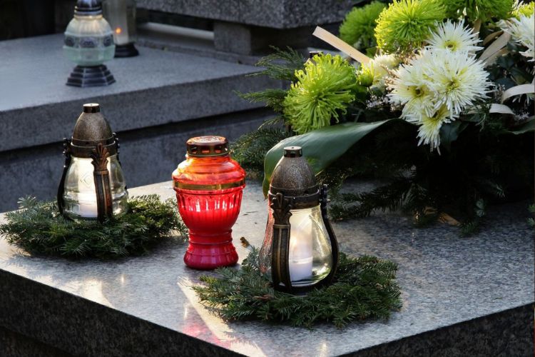 Поминальні дні, кладовище