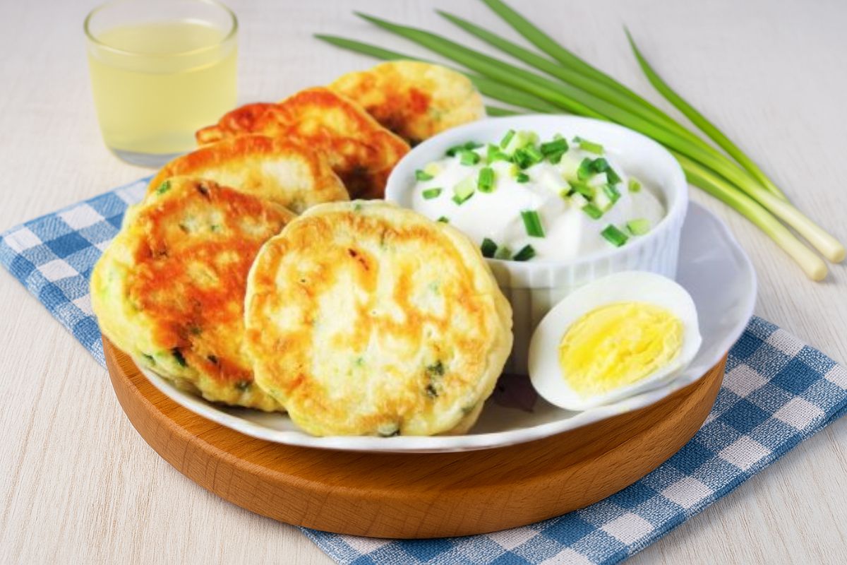 Пухкі оладки з яйцем і зеленою цибулею: простий рецепт нашвидкоруч