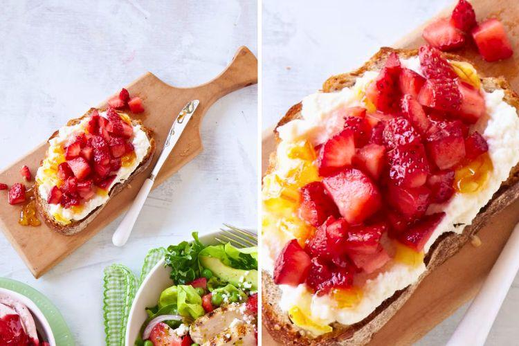 тост із рікотою і полуницею
