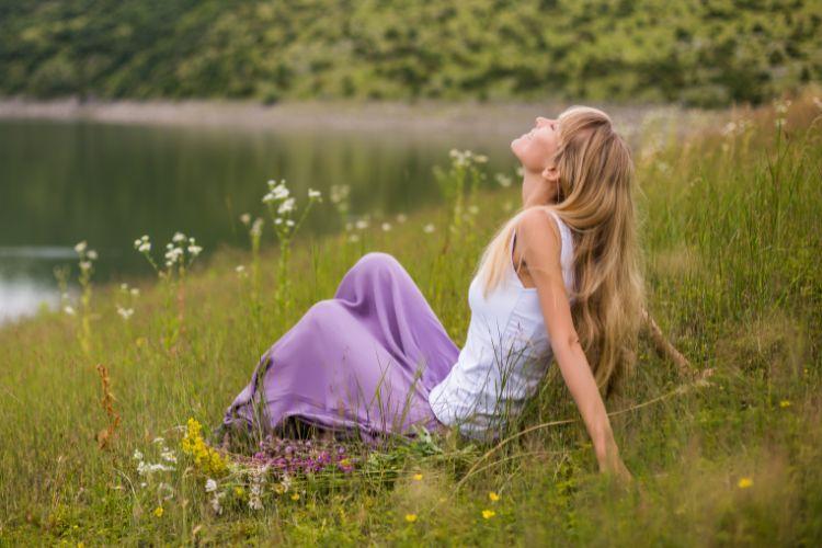 жінка на природі