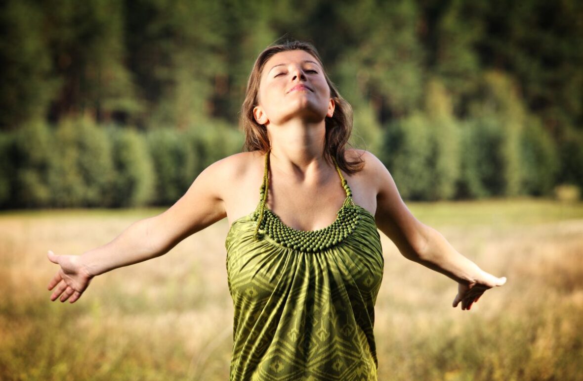 жінка відпочиває на природі