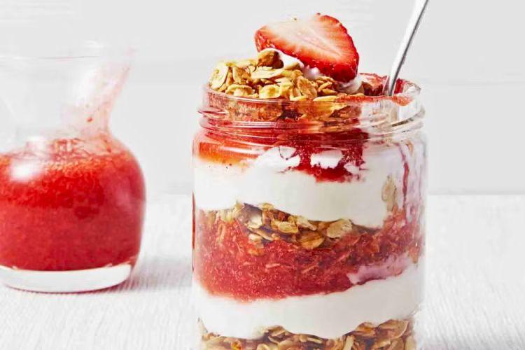 полуничне парфе з гранолою, полуничні десерти